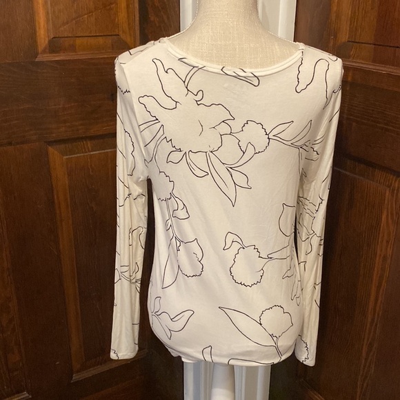 APT.9 black and white long sleeve floral tunic. Size small. - Picture 3 of 5